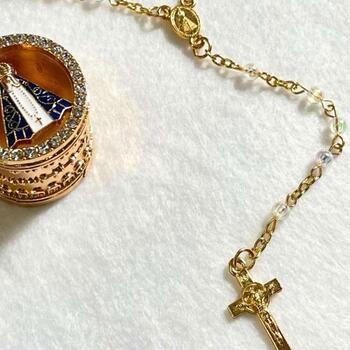 TERO RELICRIO NOSSA SENHORA DE APARECIDA CORES VARIADAS  12 UNIDADES